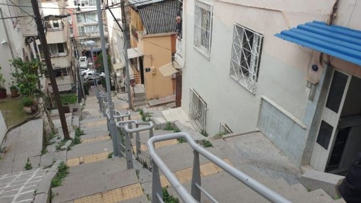 İzmir’de bıçaklı kavga: 3 kişiyi yaralayıp kaçtı; polis yakaladı -2