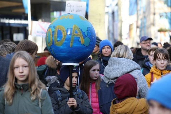Almanya’da öğrenciler iklim için sokağa döküldü -2