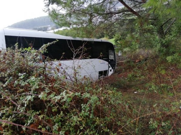Turistleri taşıyan otobüs şarampole düştü -3