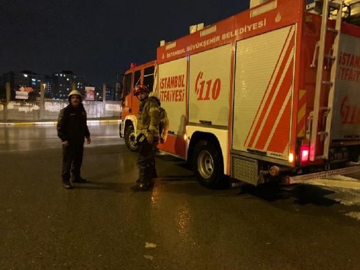 İstanbul'da sağanak: Pendik'te iki otomobil mahsur kaldı -3