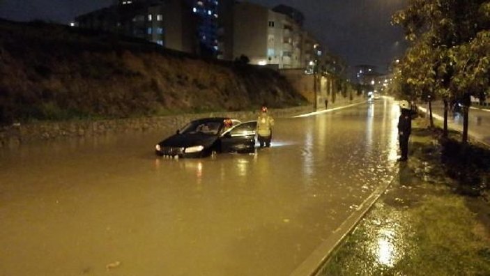 İstanbul'da sağanak: Pendik'te iki otomobil mahsur kaldı -1