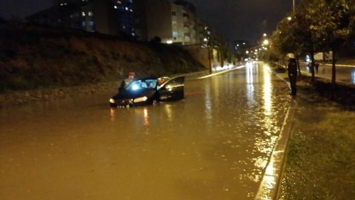 İstanbul'da sağanak: Pendik'te iki otomobil mahsur kaldı -2