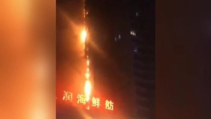 Çin’de 25 katlı apartmanda yangın çıktı -4