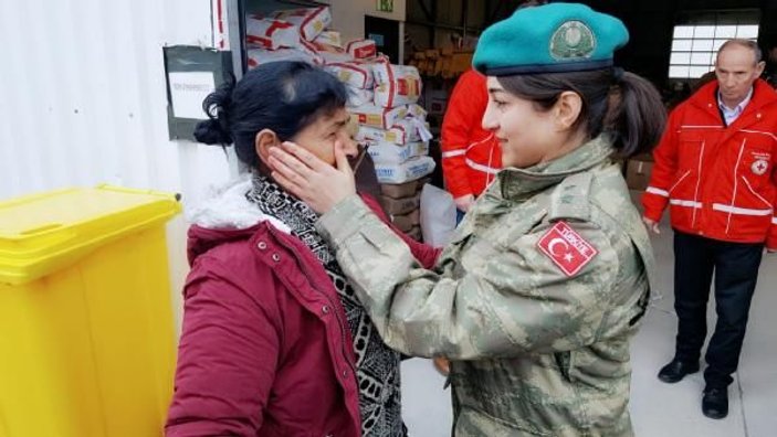 Depremzede kadın, yardım dağıtan kadın Türk subayına sarılıp ağladı -1