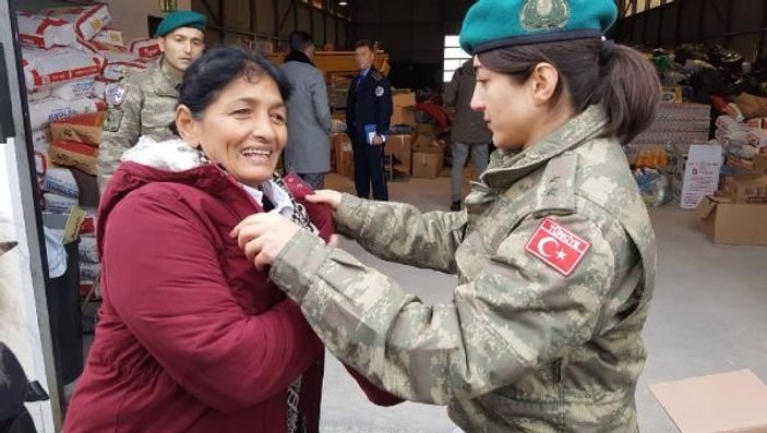 Depremzede kadın, yardım dağıtan kadın Türk subayına sarılıp ağladı -4