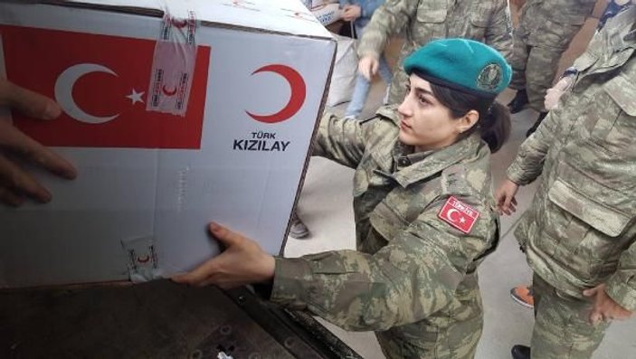 Depremzede kadın, yardım dağıtan kadın Türk subayına sarılıp ağladı -9