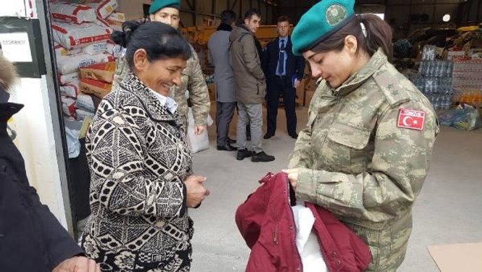 Depremzede kadın, yardım dağıtan kadın Türk subayına sarılıp ağladı -2