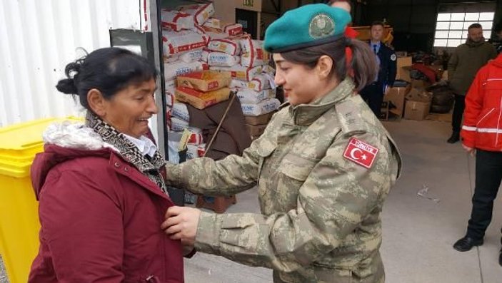 Depremzede kadın, yardım dağıtan kadın Türk subayına sarılıp ağladı -5