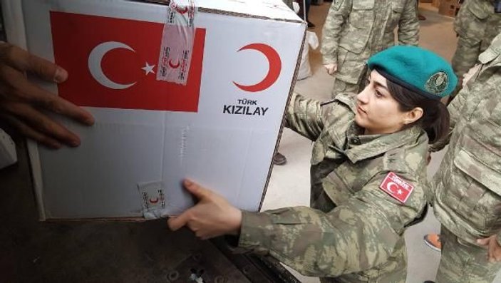 Depremzede kadın, yardım dağıtan kadın Türk subayına sarılıp ağladı -8
