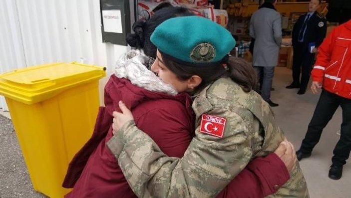 Depremzede kadın, yardım dağıtan kadın Türk subayına sarılıp ağladı -7