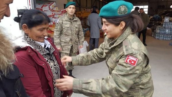 Depremzede kadın, yardım dağıtan kadın Türk subayına sarılıp ağladı -6