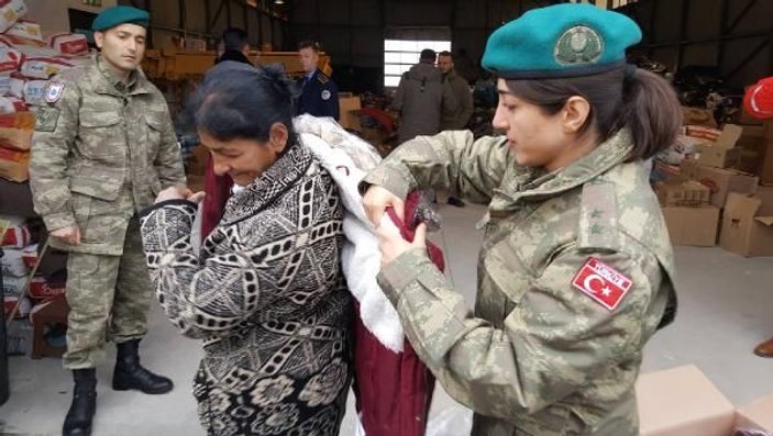 Depremzede kadın, yardım dağıtan kadın Türk subayına sarılıp ağladı -3
