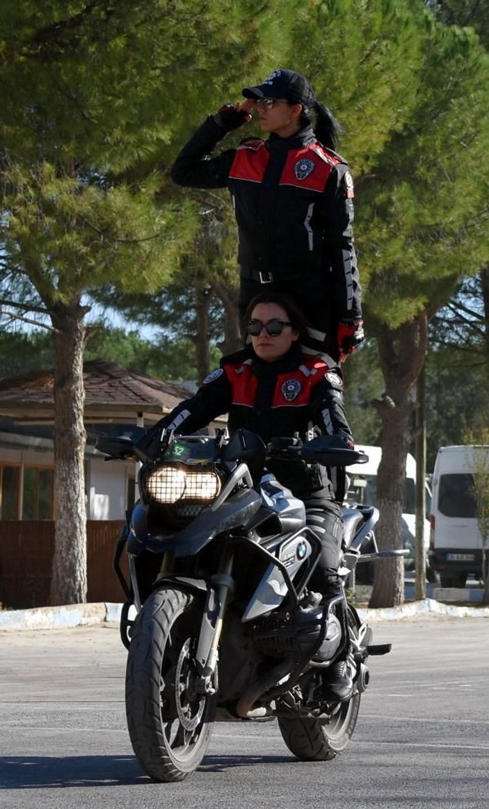 Motosikletli polis timleri akrobasi şovu yaptı -7