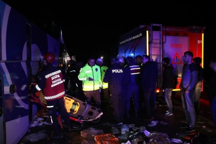 Düzce'de otobüs, otoyolda hatalı dönüş yapan TIR’a çarptı: 2 ölü, 35 yaralı -9
