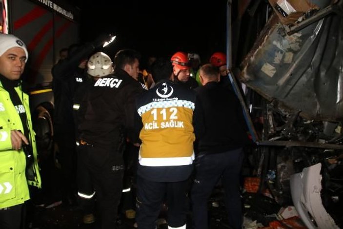 Düzce'de otobüs, otoyolda hatalı dönüş yapan TIR’a çarptı: 2 ölü, 35 yaralı -1