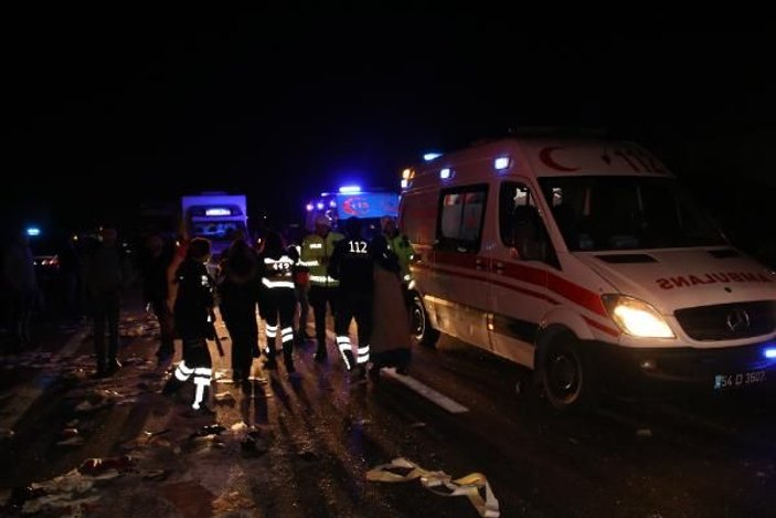 Düzce'de otobüs, otoyolda hatalı dönüş yapan TIR’a çarptı: 2 ölü, 35 yaralı -10