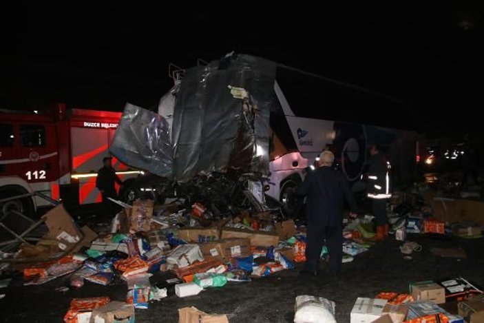 Düzce'de otobüs, otoyolda hatalı dönüş yapan TIR’a çarptı: 2 ölü, 35 yaralı -8