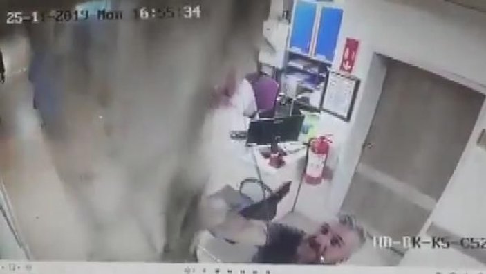 Hastanede tavandan düşen kişi kamerada  -4