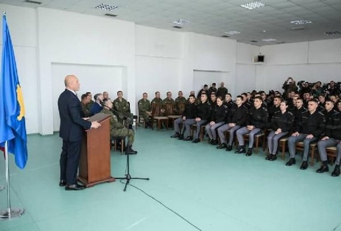 Kosova Başbakanı askerlerle birlikte şınav çekti