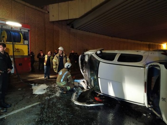Zeytinburnu’nda sürücüsü alkollü otomobil alt geçide düştü