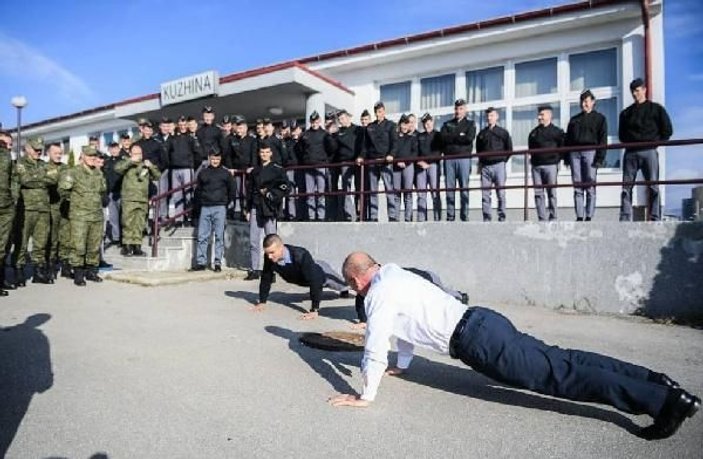 Kosova Başbakanı askerlerle birlikte şınav çekti