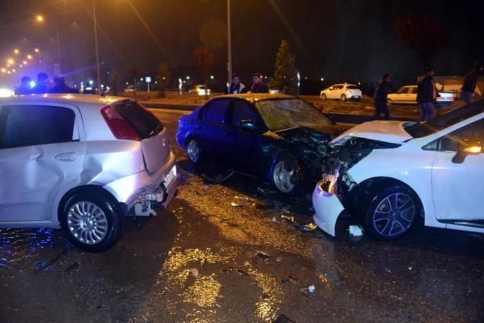 Hasarlı kaza tutanağı tutan sürücülere otomobil çarptı