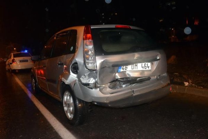 Hasarlı kaza tutanağı tutan sürücülere otomobil çarptı