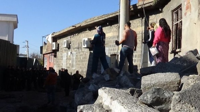 Diyarbakır’da mahalle sakinleri, çevik kuvvet ekibine ’tarihi’ taşlarla saldırdı -1