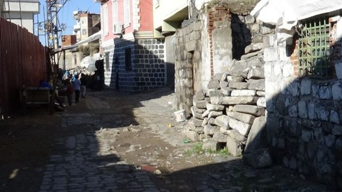 Diyarbakır’da mahalle sakinleri, çevik kuvvet ekibine ’tarihi’ taşlarla saldırdı -4