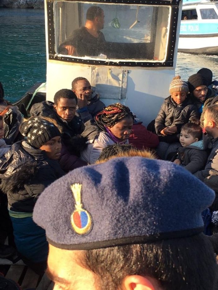 İzmir’de 28’i çocuk 60 düzensiz göçmen yakalandı -4