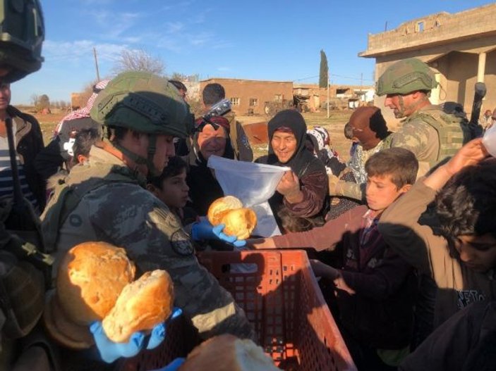 MSB: Mehmetçiklerimiz pişirdikleri ekmekleri Rasulayn’daki köylülerle paylaştı -2