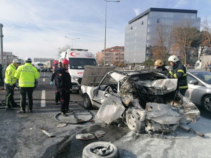 Kazaya karışan araç alev alev yandı: 2 yaralı -3