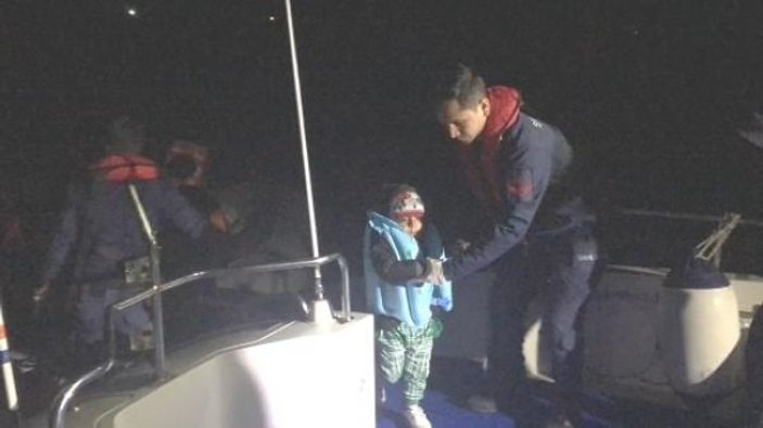 Botları sürüklenen kaçak göçmenleri Sahil Güvenlik ekibi kurtardı -1