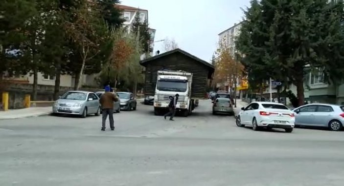 Kemal Sunal'ın 'Gülen Adam' filmi gerçek oldu, evi kamyonla taşıdı -2
