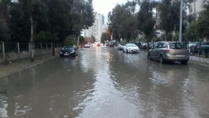 İzmir'de sağanak ve lodos; yollar göle döndü, binalara su doldu -2