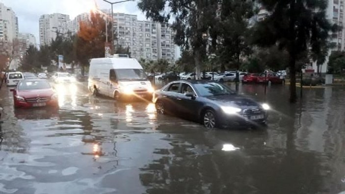 İzmir'de sağanak ve lodos; yollar göle döndü, binalara su doldu -1