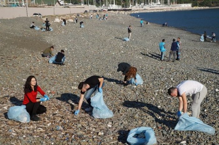 Duyarlı gençler sahili temizledi -5