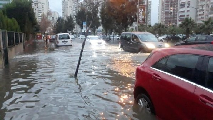 İzmir'de sağanak ve lodos; yollar göle döndü, binalara su doldu -5
