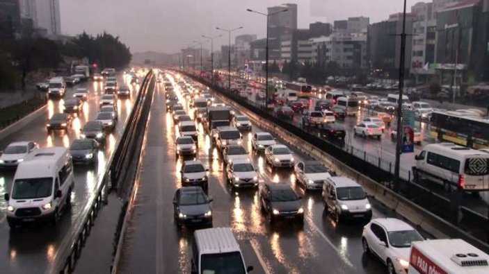 İstanbul’da yağmur hazırlıksız yakaladı -1