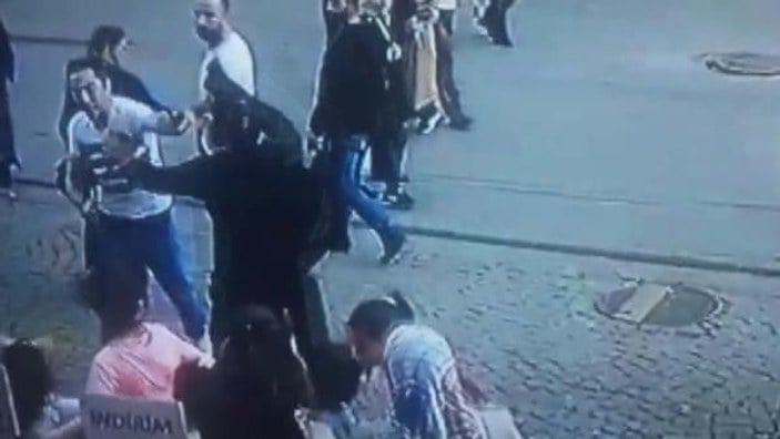 Ümraniye'de yanındaki kadını döven kişiye dayak kamerada -7