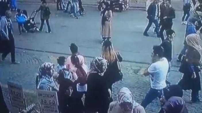 Ümraniye'de yanındaki kadını döven kişiye dayak kamerada -1