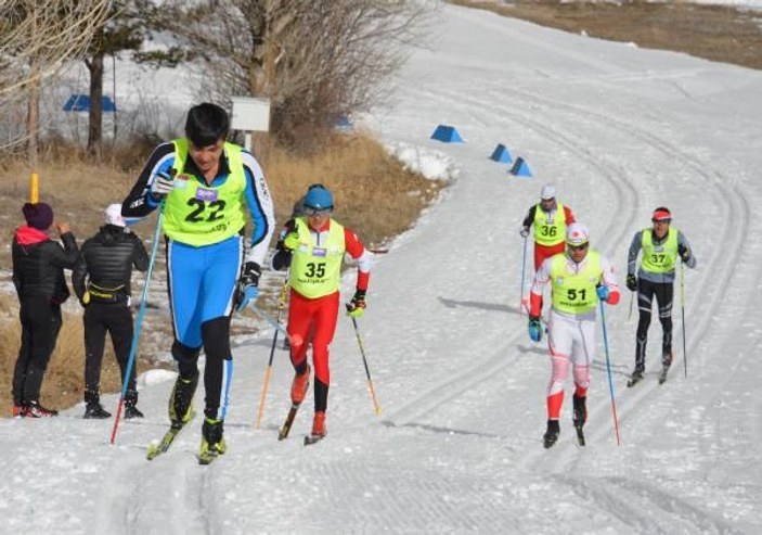 Suni karla doldurulan pistlerde, 45 sporcu kayaklı koşuda yarıştı -7