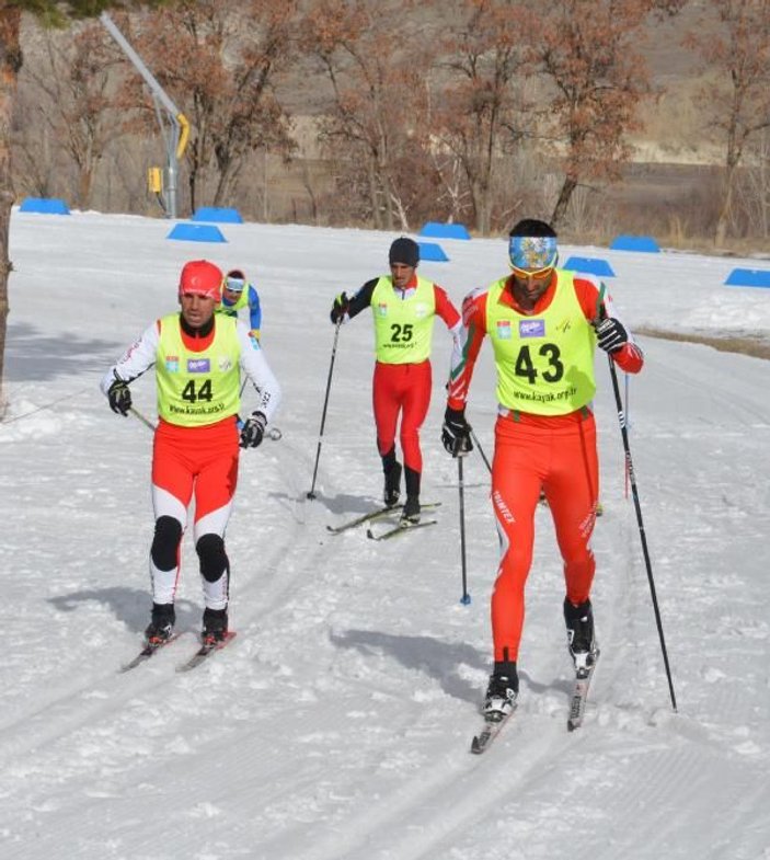 Suni karla doldurulan pistlerde, 45 sporcu kayaklı koşuda yarıştı -8