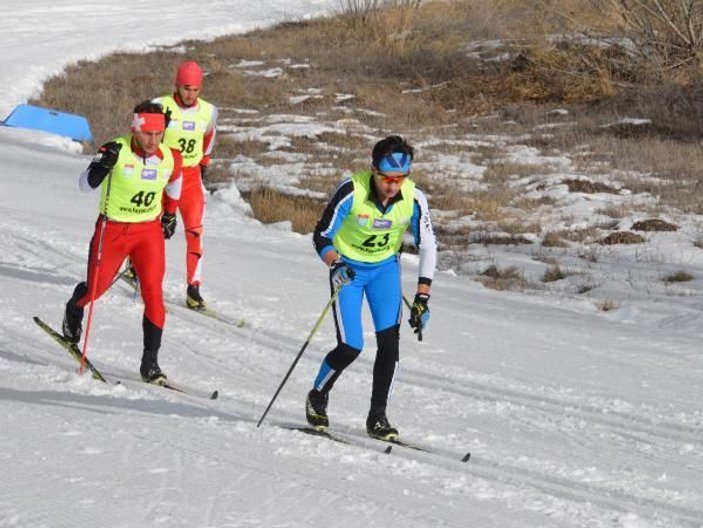 Suni karla doldurulan pistlerde, 45 sporcu kayaklı koşuda yarıştı -10