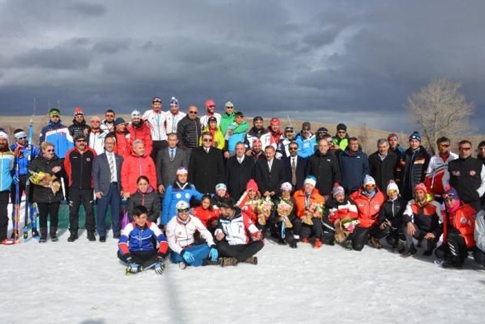 Suni karla doldurulan pistlerde, 45 sporcu kayaklı koşuda yarıştı -6
