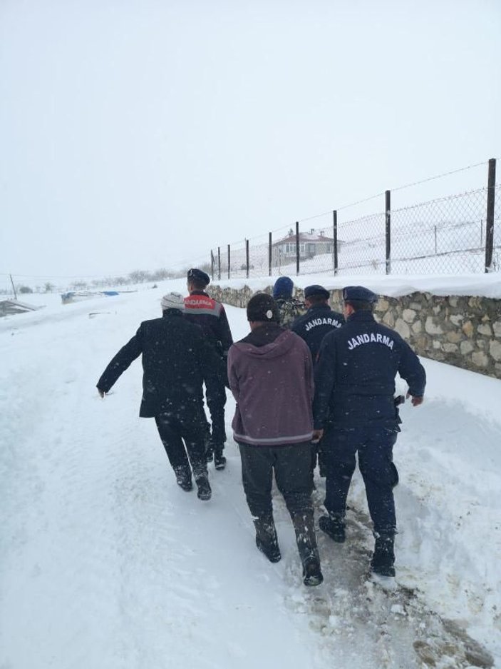 Evinin yolu karla kapanan engelliyi 2 kilometre taşıdılar