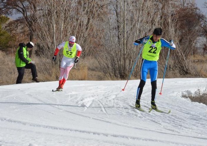 Suni karla doldurulan pistlerde, 45 sporcu kayaklı koşuda yarıştı -9