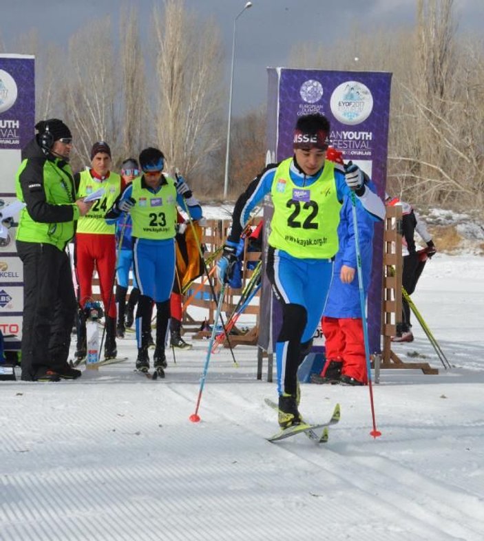 Suni karla doldurulan pistlerde, 45 sporcu kayaklı koşuda yarıştı -4