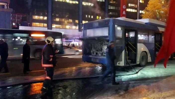 Ankara Kızılay Meydanı'nda otobüs yangını -3