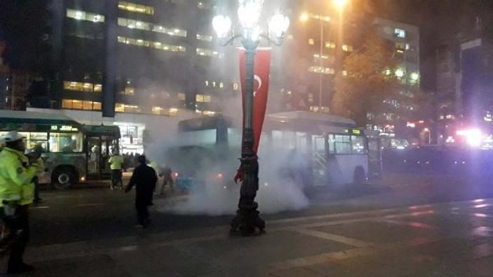Ankara Kızılay Meydanı'nda otobüs yangını -1